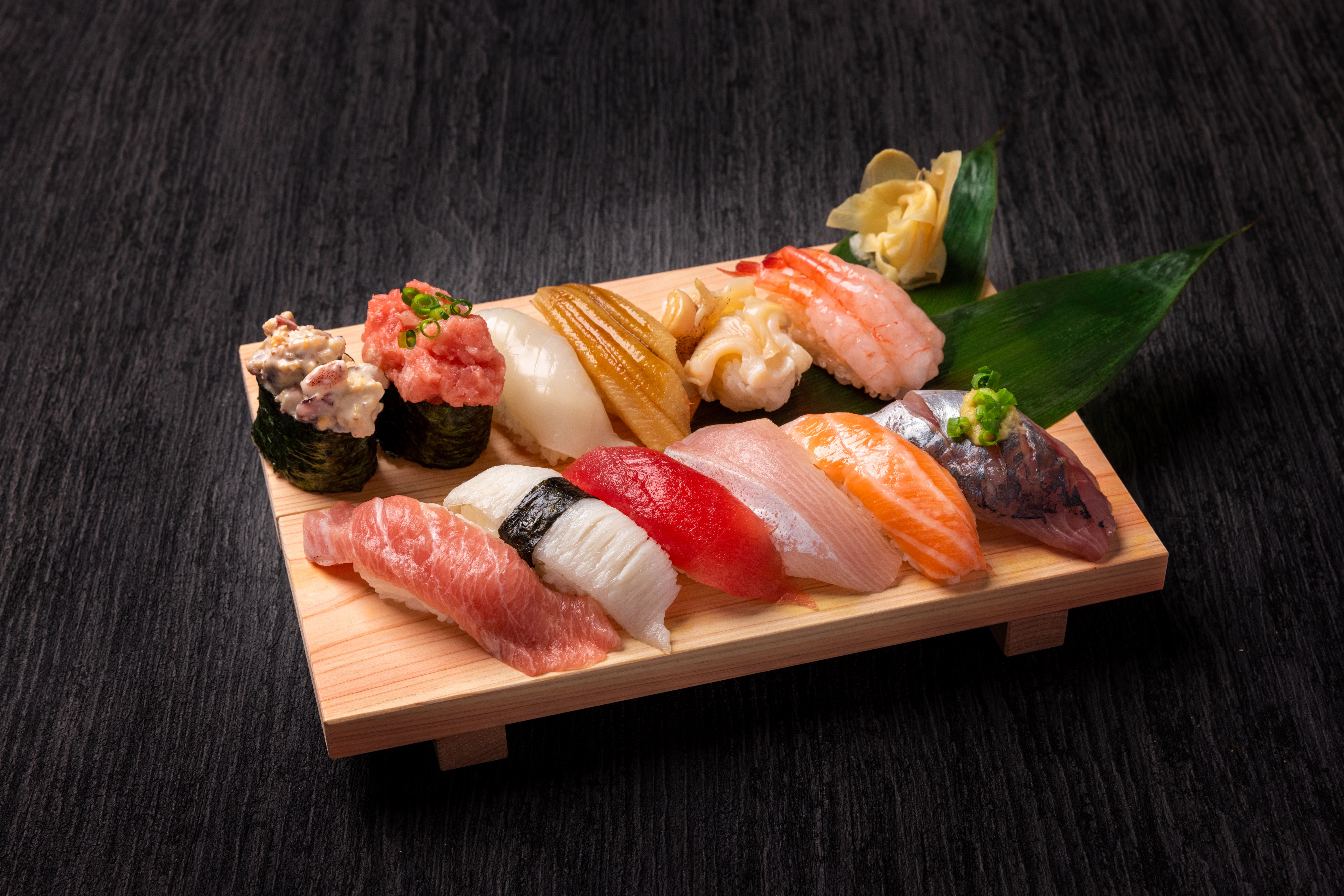 日替わり上握り12貫相当セット1人前(18:00以降+100円ですがその分金券でキャッシュバック中)